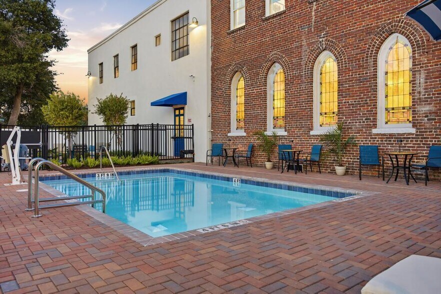 More Photos Of 525 Beaver St, Jacksonville Cemetery Mausoleum For Lease