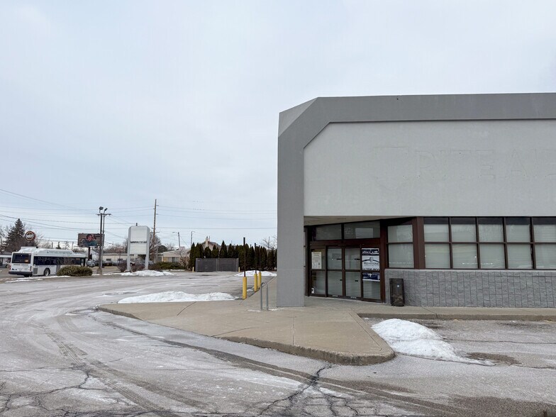 More Photos Of 3521 Corunna Rd, Flint Drugstore For Lease