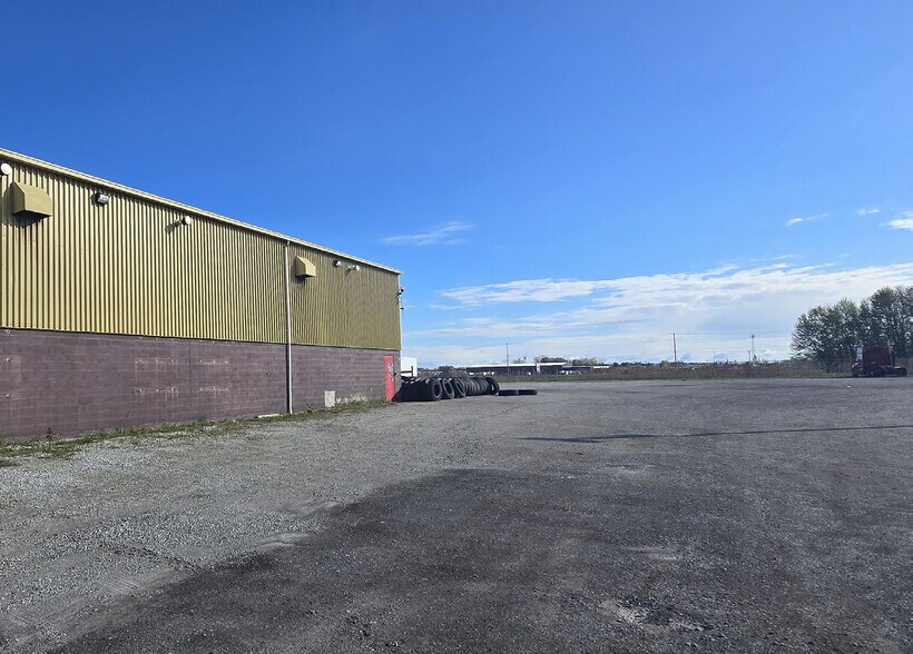 More Photos Of 175 Bothwell St, Chatham Truck Terminal For Sale