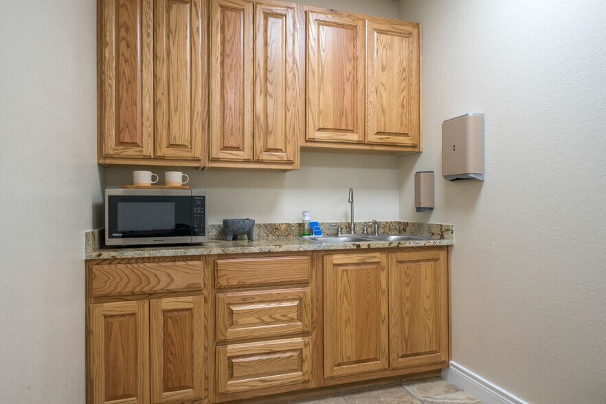 More Photos Of 200 N Yule Ave, Charlotte Office For Sale