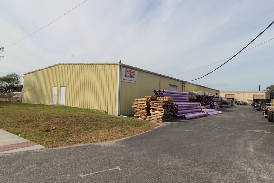 More Photos Of 950 Bell Rd, Sarasota Warehouse For Lease