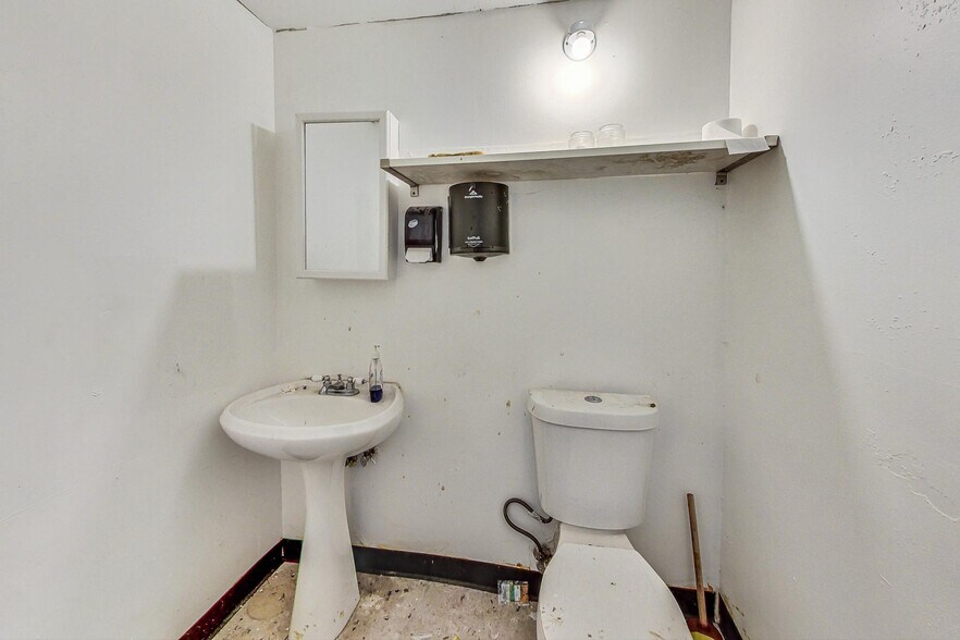 More Photos Of 5140-5144 W Madison St, Chicago Storefront Retail Office For Lease