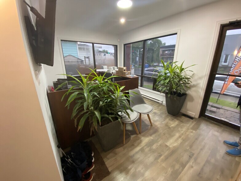 More Photos Of 106 Rue Saint-Louis, Longueuil General Retail For Sale