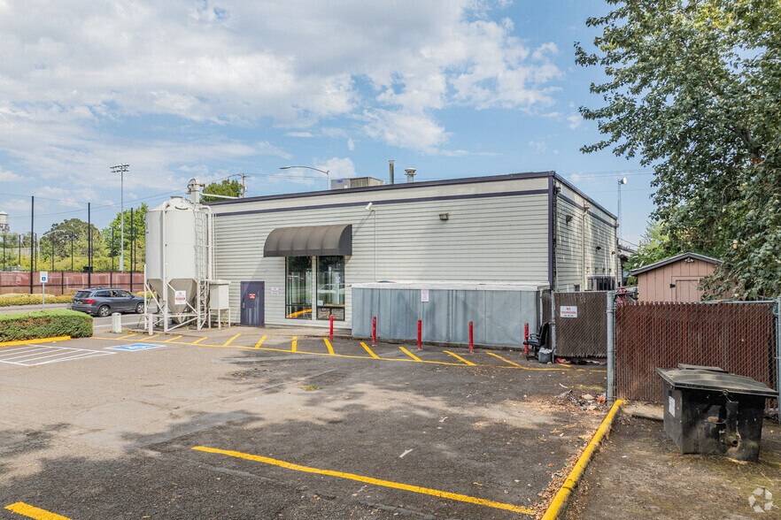 More Photos Of 515 12th St SE, Salem Freestanding For Sale