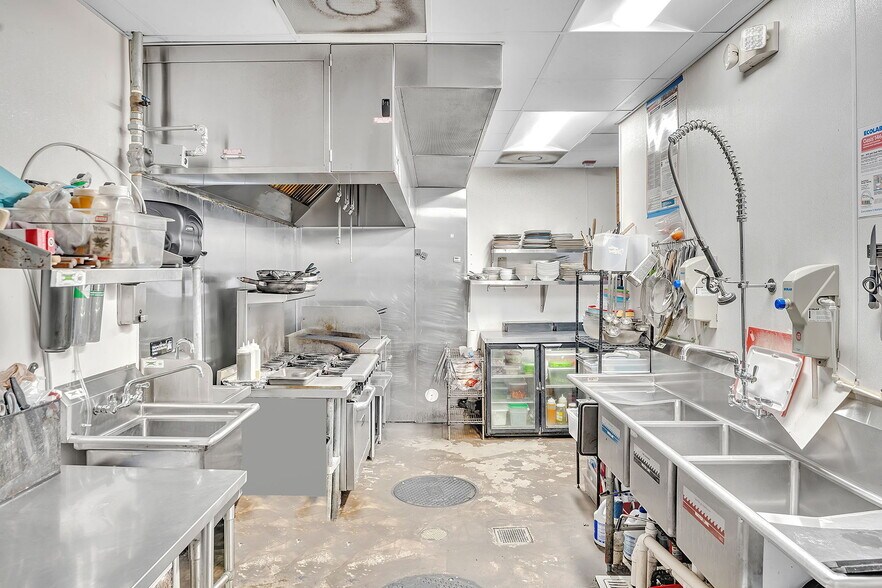 More Photos Of 20-30 NW 34th St, Miami Storefront Retail Office For Lease