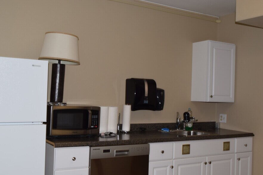 More Photos Of 805-815 SE Sherman St, Portland Warehouse For Lease