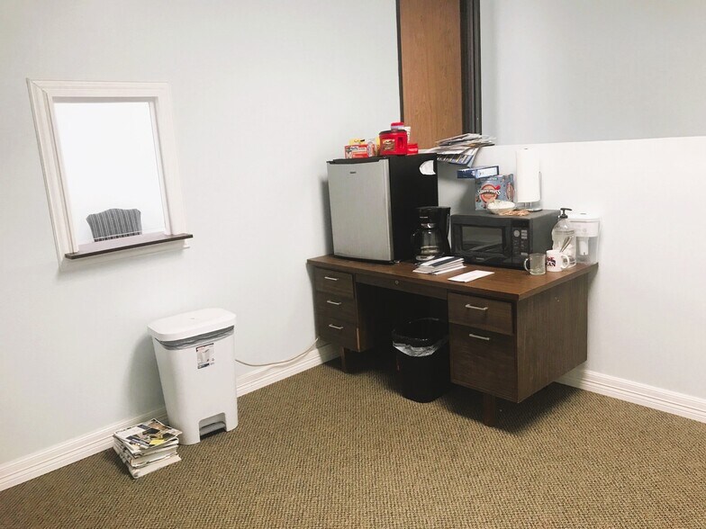 More Photos Of 12701 Executive Dr, Stafford Warehouse For Lease