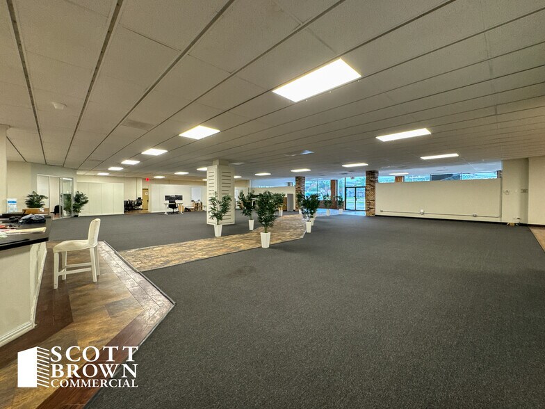 More Photos Of 520 N Loop 288, Denton Showroom For Lease