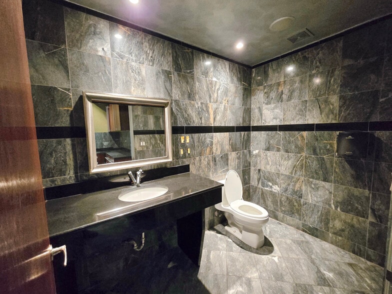 More Photos Of 2239 W North Ave, Chicago Medical For Lease