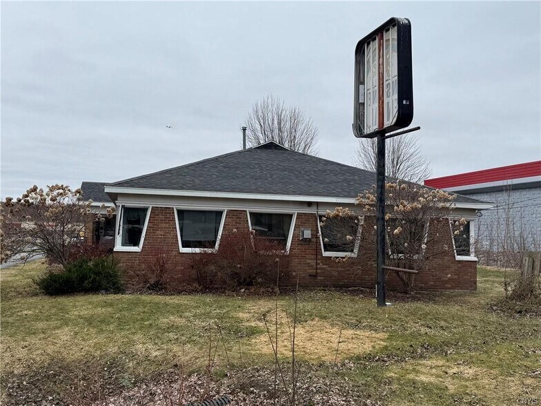 More Photos Of 140 Eastern Blvd, Watertown Office For Sale