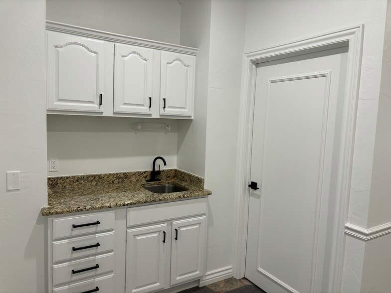 More Photos Of 817 Irish Ln, Edmond Office For Lease