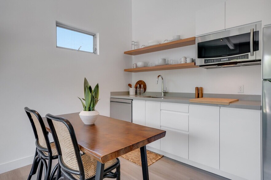 More Photos Of 2602 Pacific Ave, Venice Apartments For Sale