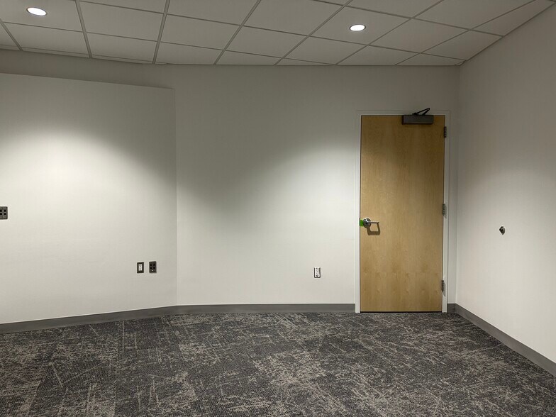 More Photos Of 85 E 8th St, Holland Medical For Lease