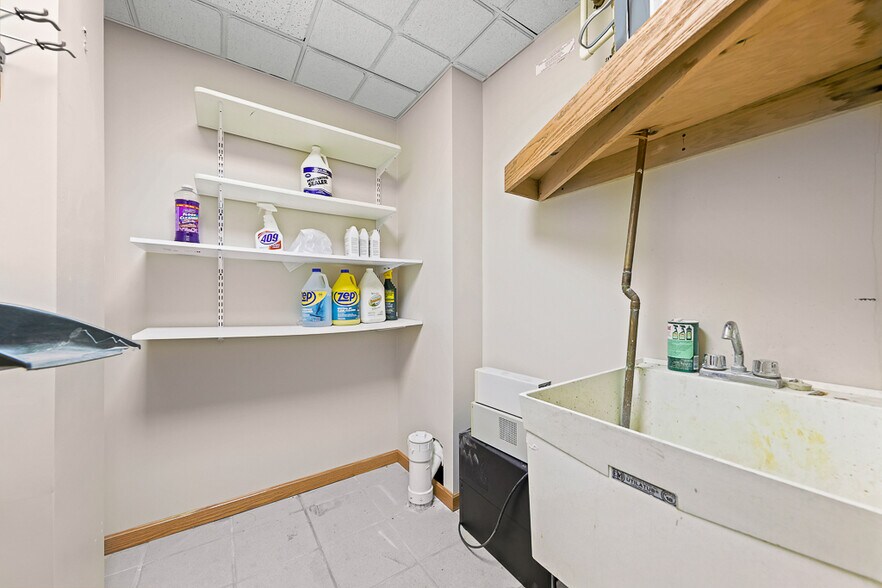 More Photos Of 8050 Corporate Cir, North Royalton Office For Lease