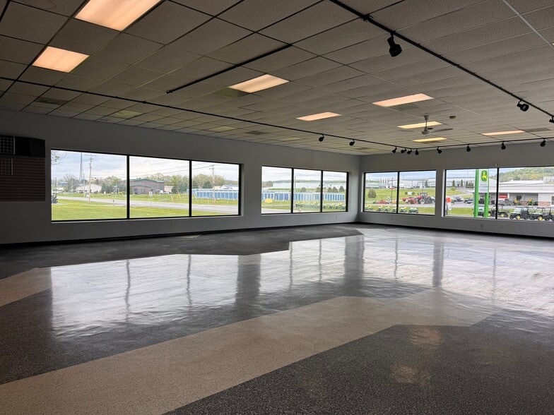 More Photos Of 2013 General Potter Hwy, Centre Hall Showroom For Sale