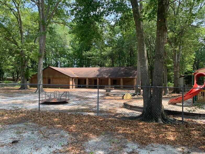 More Photos Of 1500 Chestnut Rd, Elgin Specialty For Sale
