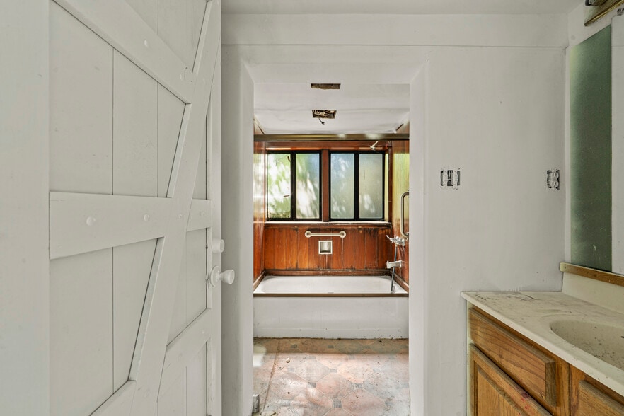 More Photos Of 10991 River Rd, Forestville Flex For Sale