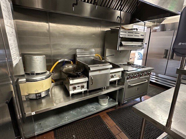 More Photos Of 11820-11830 Ventura Blvd, Studio City Restaurant For Lease