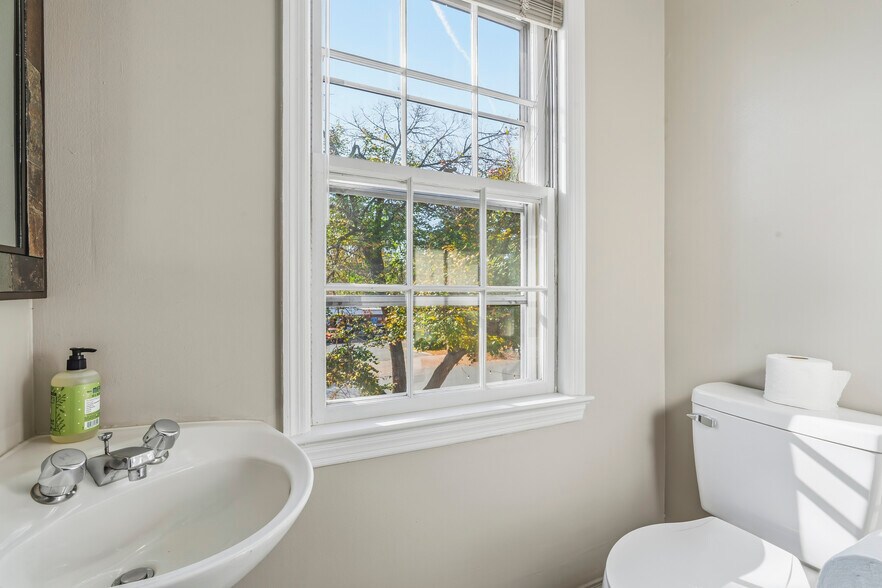 More Photos Of 801-809 Franklin St, Alexandria Loft Creative Space For Lease