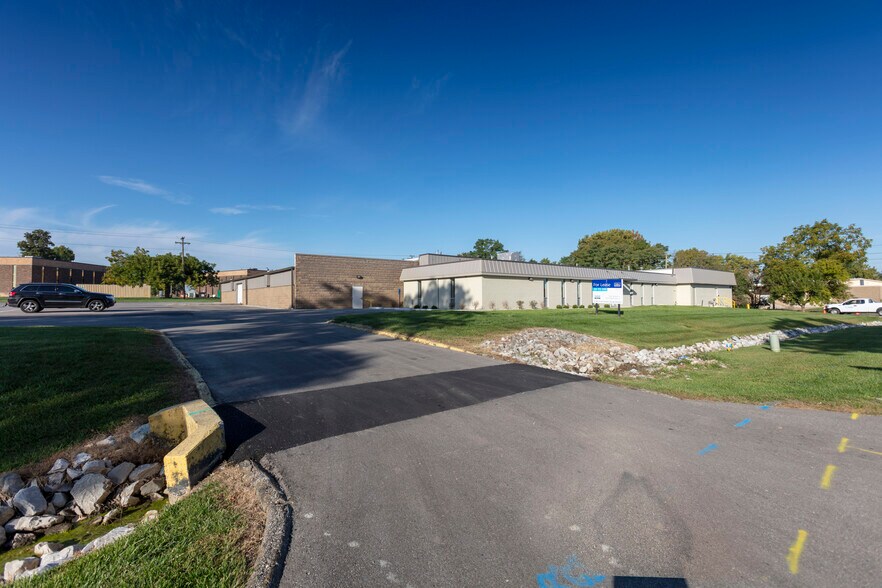 More Photos Of 2266 Distributors Dr, Indianapolis Manufacturing For Lease