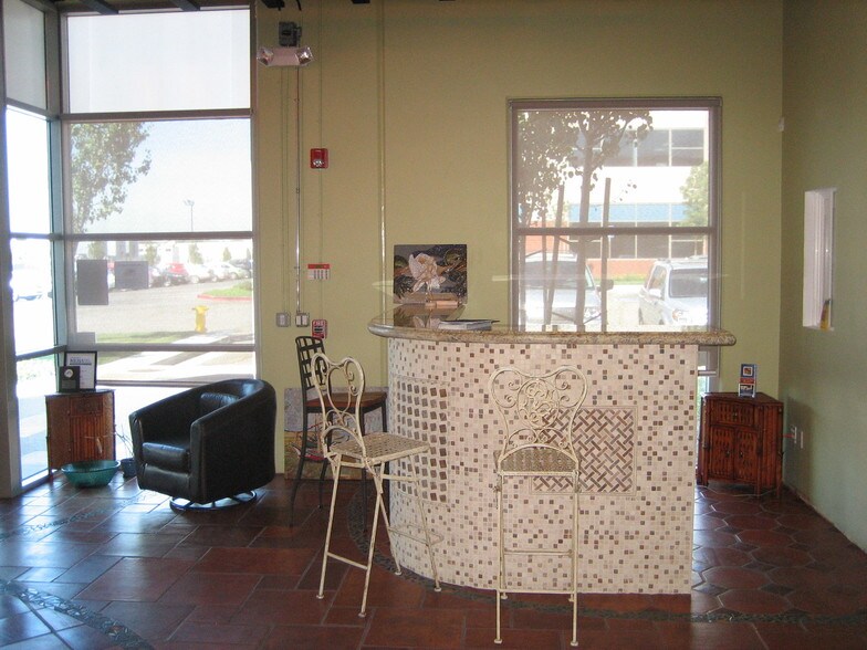 More Photos Of 7595 N San Fernando Rd, Burbank Warehouse For Lease