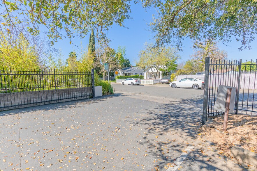 More Photos Of 6400 Elvas Ave, Sacramento Freestanding For Sale