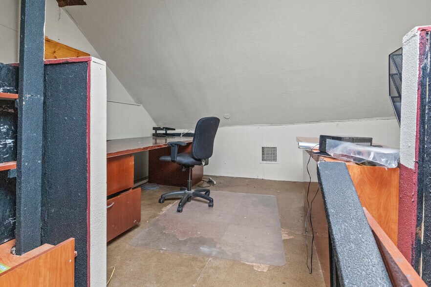 More Photos Of 99 Jericho Tpke, Mineola Freestanding For Sale