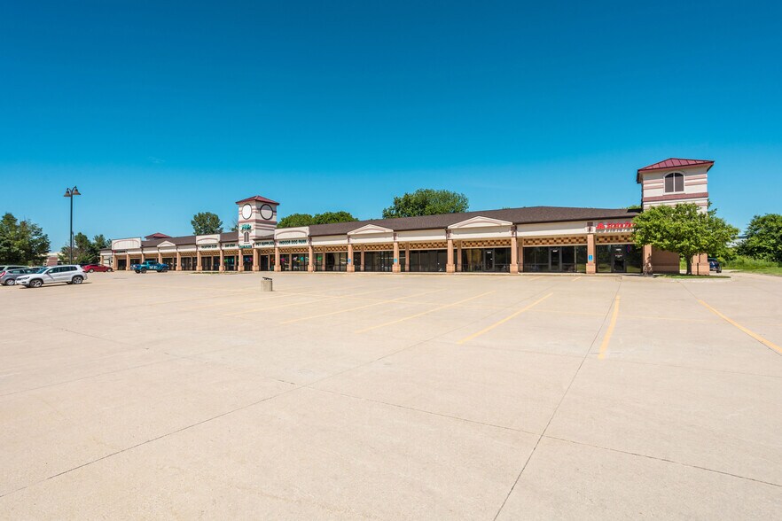 More Photos Of 3881-3921 121st St, Urbandale Storefront For Lease