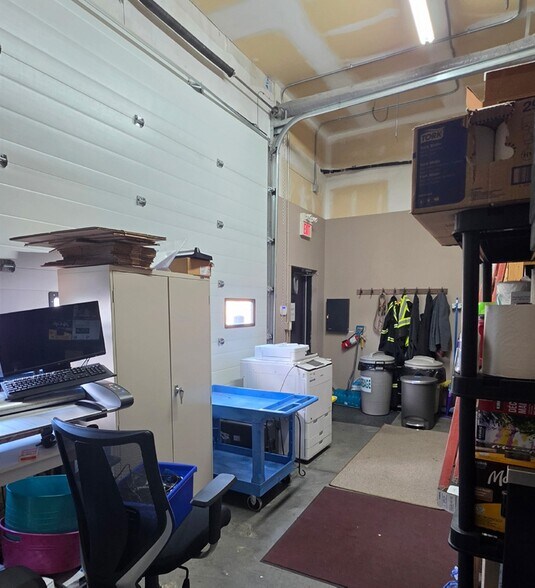 More Photos Of 491 Wt Hill Blvd S, Lethbridge Office For Sale
