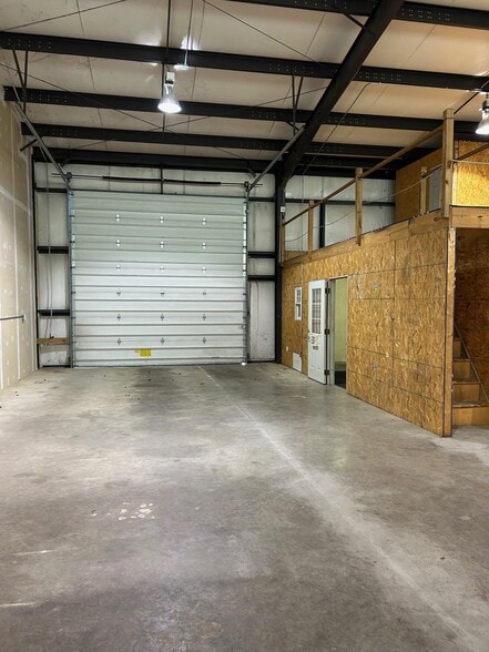 More Photos Of 22 Enterprise Ct, Fredericksburg Warehouse For Lease