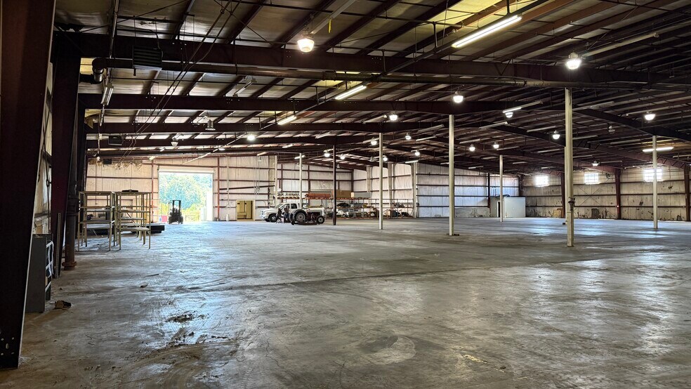 More Photos Of 306 Rogers St, Barnesville Warehouse For Lease