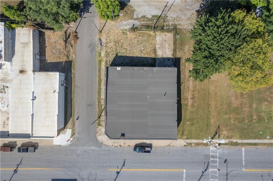 More Photos Of 1720 Quindaro Blvd, Kansas City General Retail For Sale