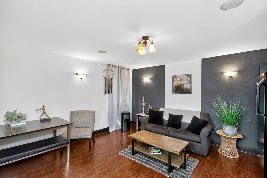 More Photos Of 49 Mary St, Barrie Restaurant For Sale