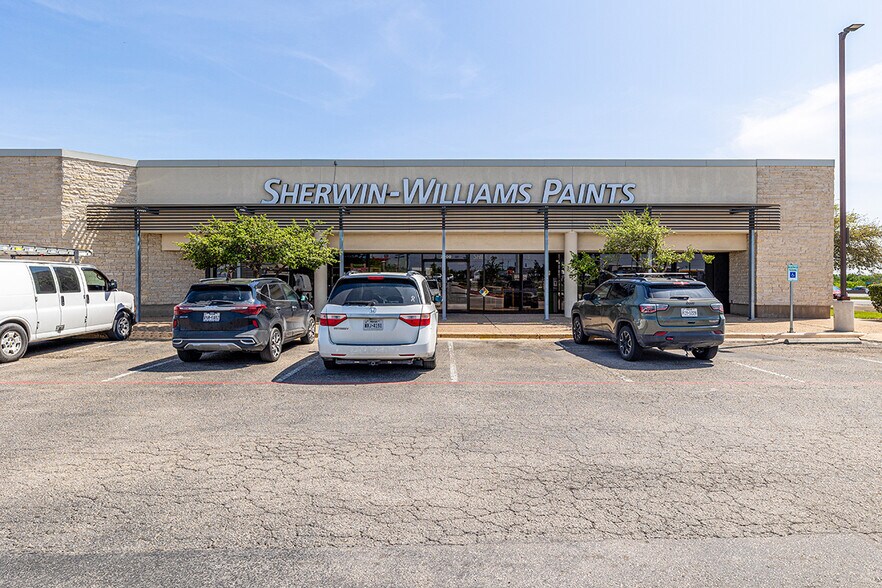 More Photos Of 2000 N Mays St, Round Rock Freestanding For Lease
