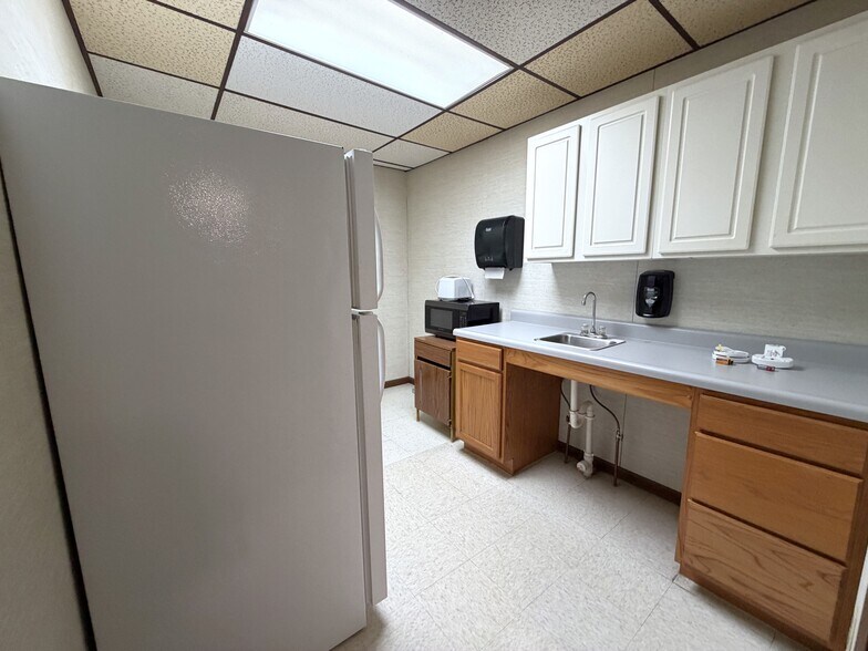 More Photos Of 305 N Mason St, Carrollton Office For Sale