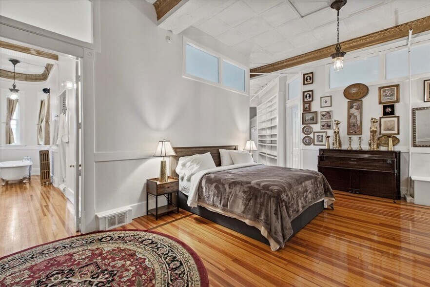 More Photos Of 49 Florida Ave, Amsterdam Hospitality For Sale