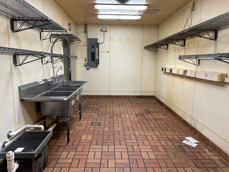 More Photos Of 1214 Franklin St, Waterloo General Retail For Sale