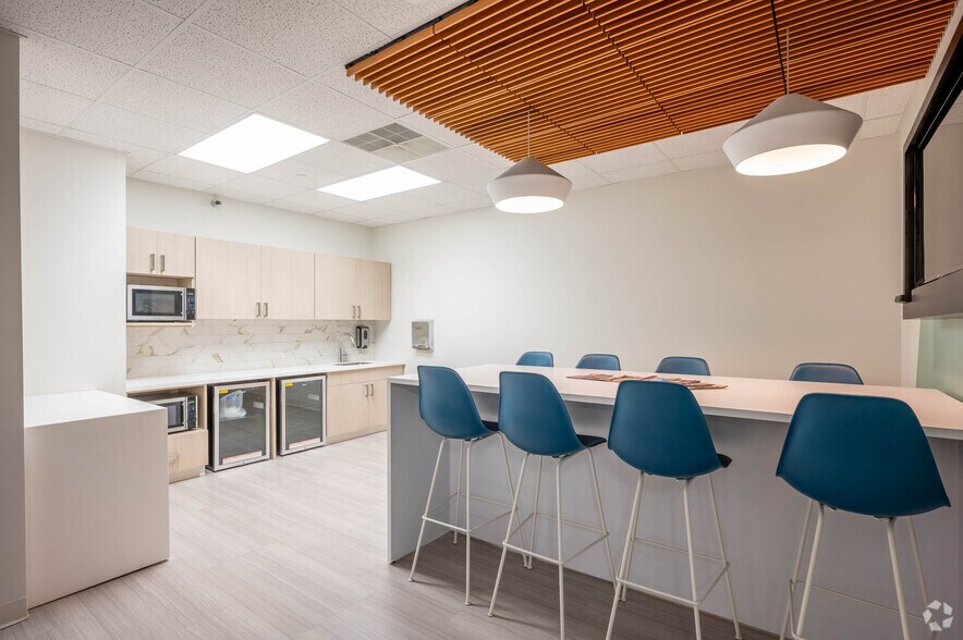 More Photos Of 3905 Vincennes Rd, Indianapolis Office For Sale