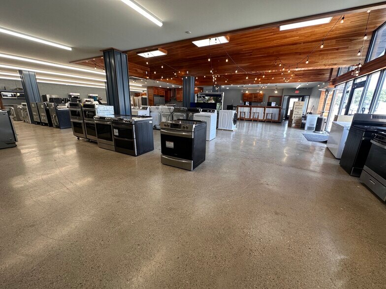 More Photos Of 1623-1635 Chicago Dr SW, Grand Rapids Freestanding For Lease