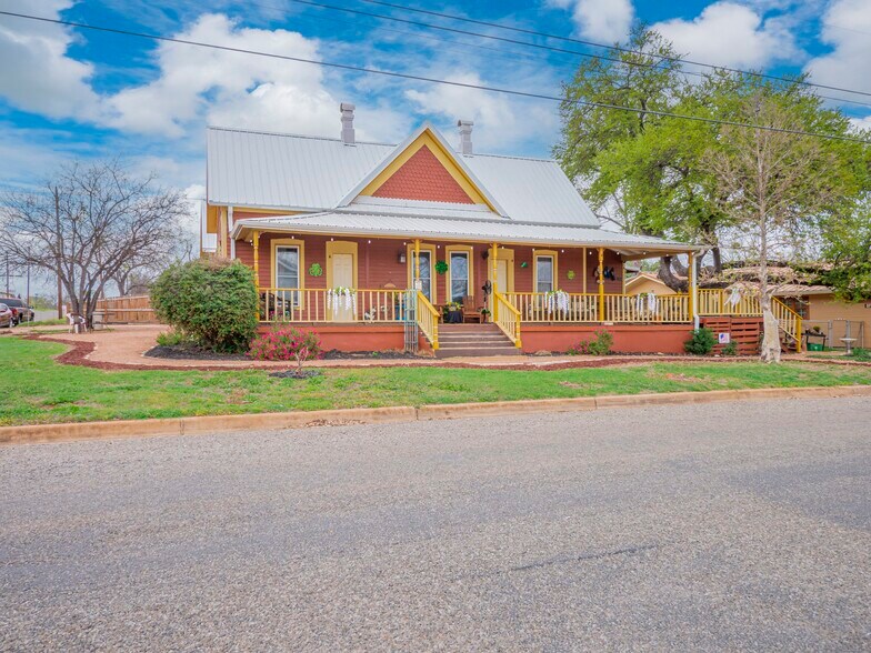 More Photos Of 1307 Wright St, Llano Freestanding For Sale