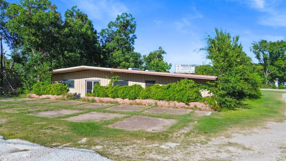 More Photos Of 109 Emory St, Trinity Industrial For Sale