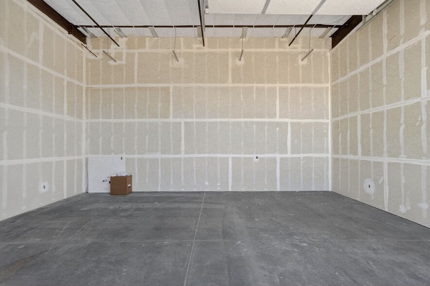 More Photos Of 7915 Glen Harbor Blvd, Glendale Showroom For Lease