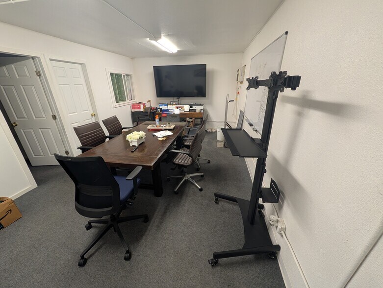 More Photos Of 3050 Ualena St, Honolulu Warehouse For Lease