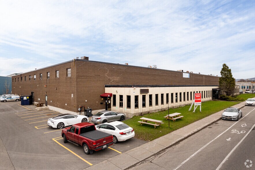 Primary Photo Of 401-425 Blvd Montpellier, Montréal Warehouse For Lease