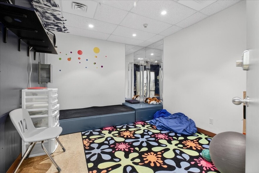 More Photos Of 11831 123 St NW, Edmonton Office For Sale