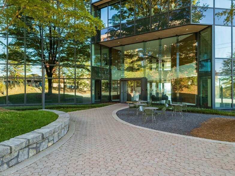 More Photos Of 2849 Paces Ferry Rd SE, Atlanta Office For Lease