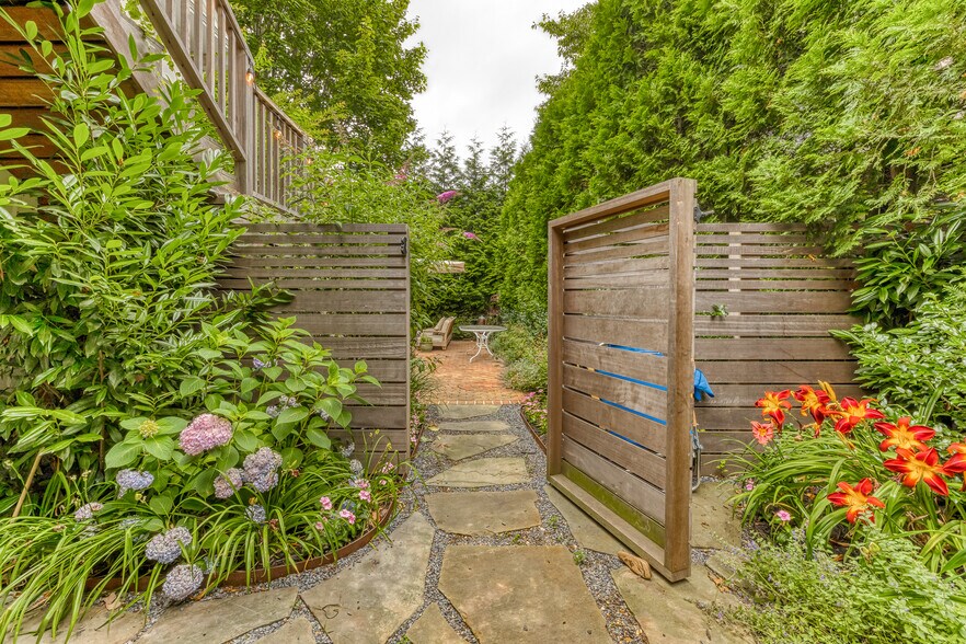 More Photos Of 126-130 N Main St, East Hampton Office For Lease