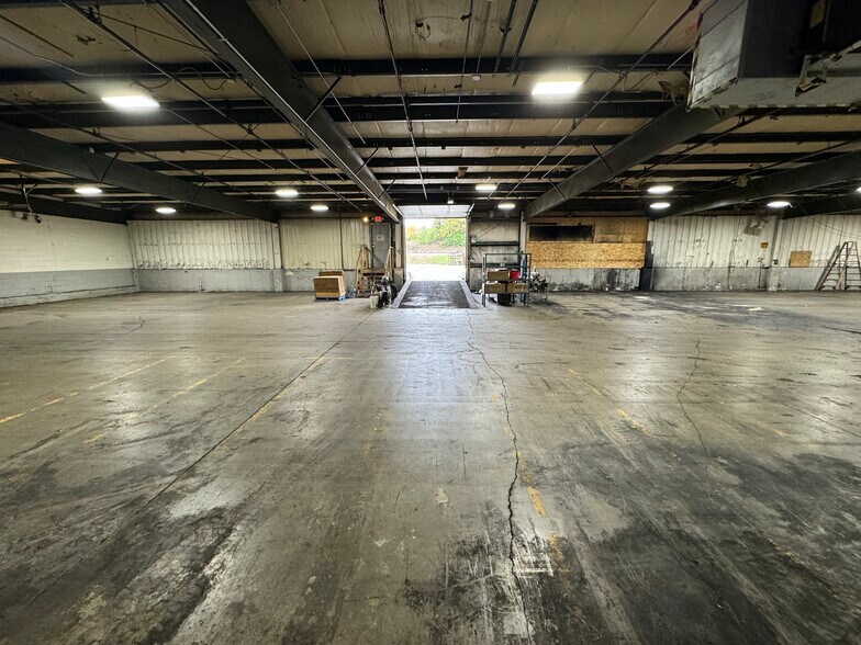 More Photos Of 6704 Pingree Rd, Crystal Lake Manufacturing For Lease