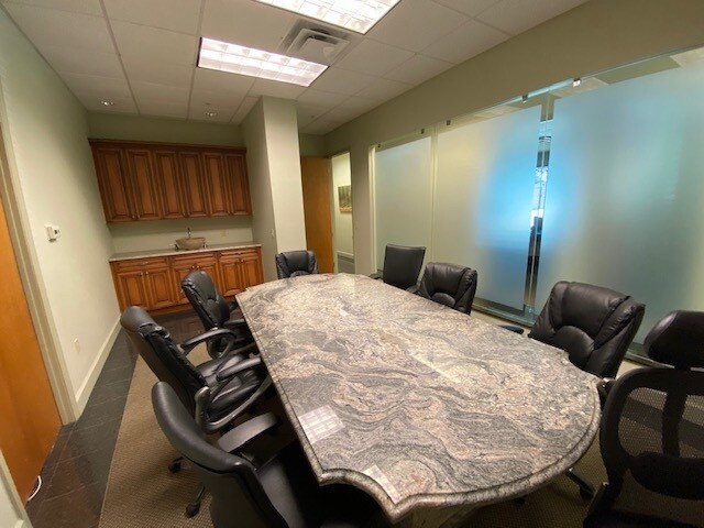 More Photos Of 1451 Global Ct, Sarasota Showroom For Lease