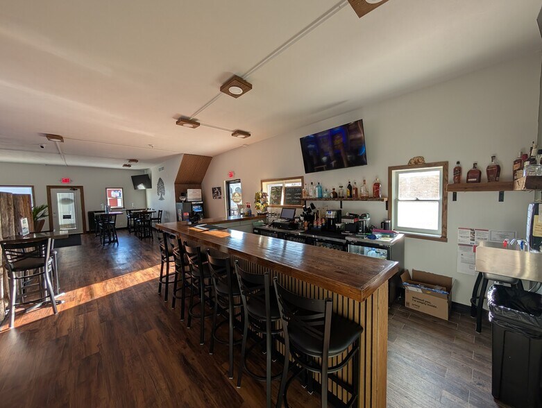 More Photos Of 518 W Main St, Kirkland Freestanding For Sale